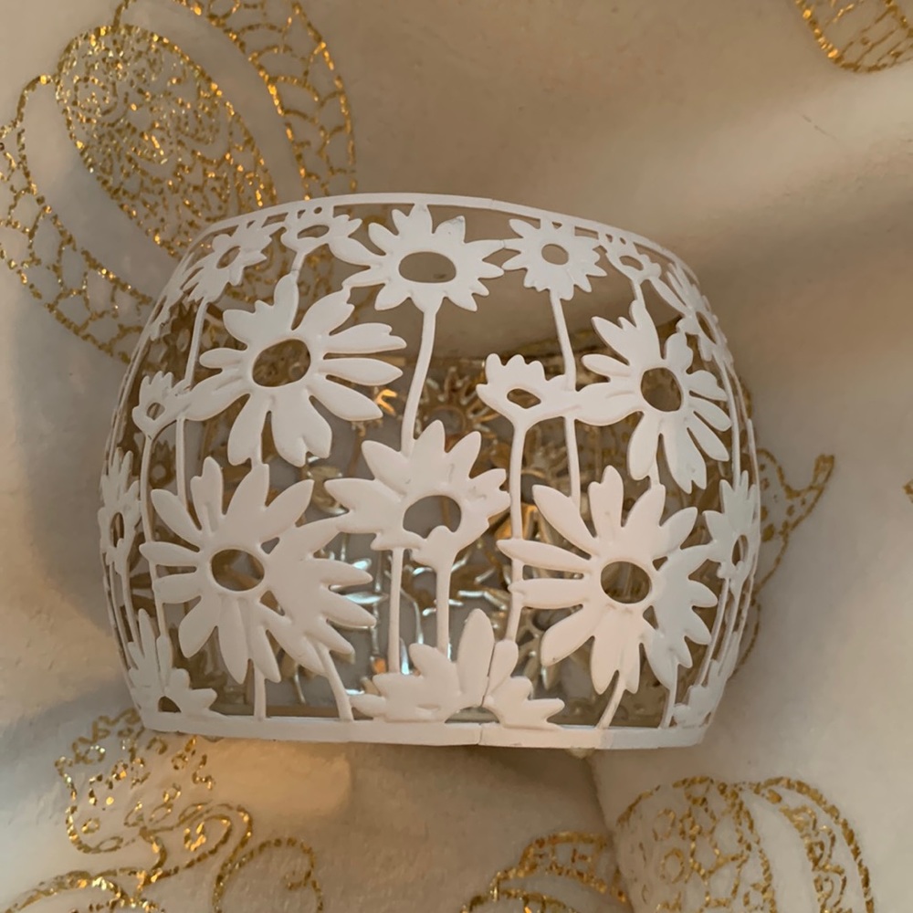 White daisy Bath and Body candle holder